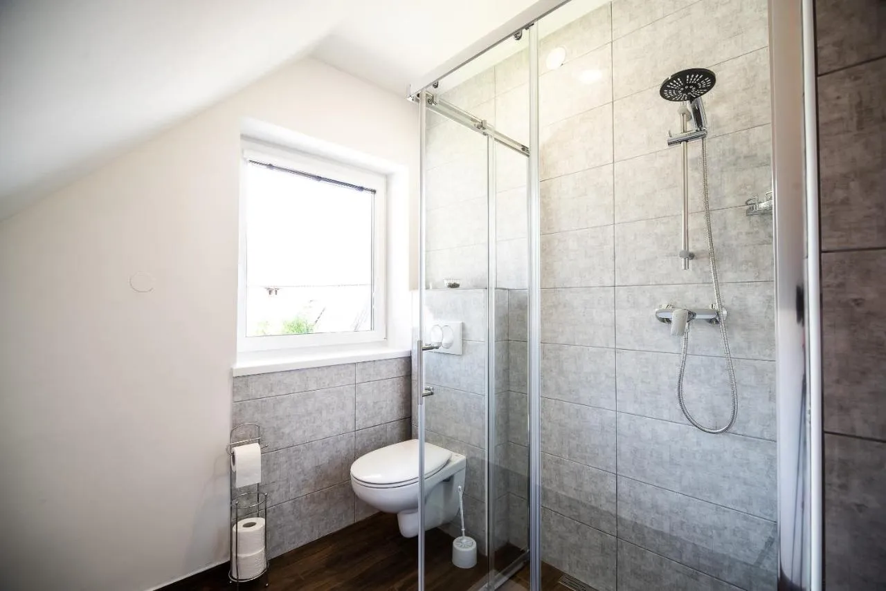 Kopalnica apartmaja 1 s steklenim tušem in WC-jem