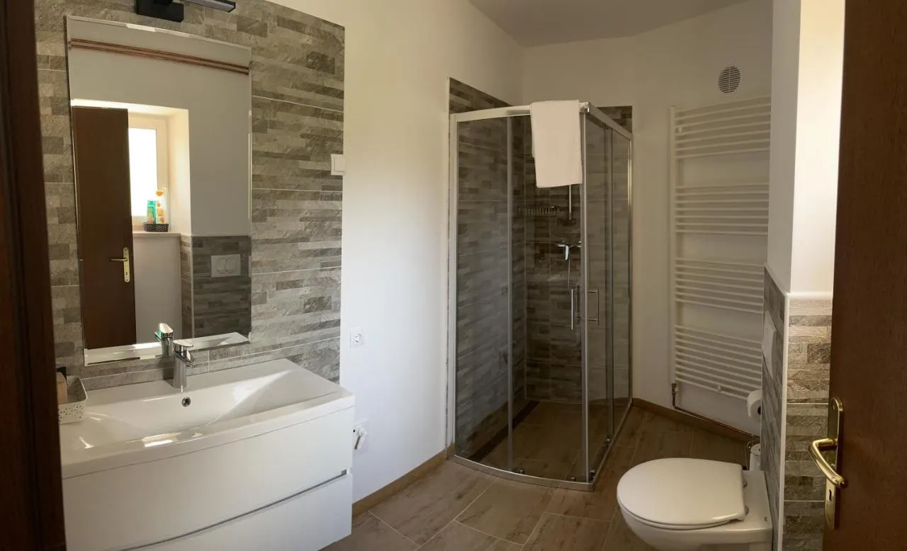 Prenovljena kopalnica apartmaja 3 s tušem in WC-jem