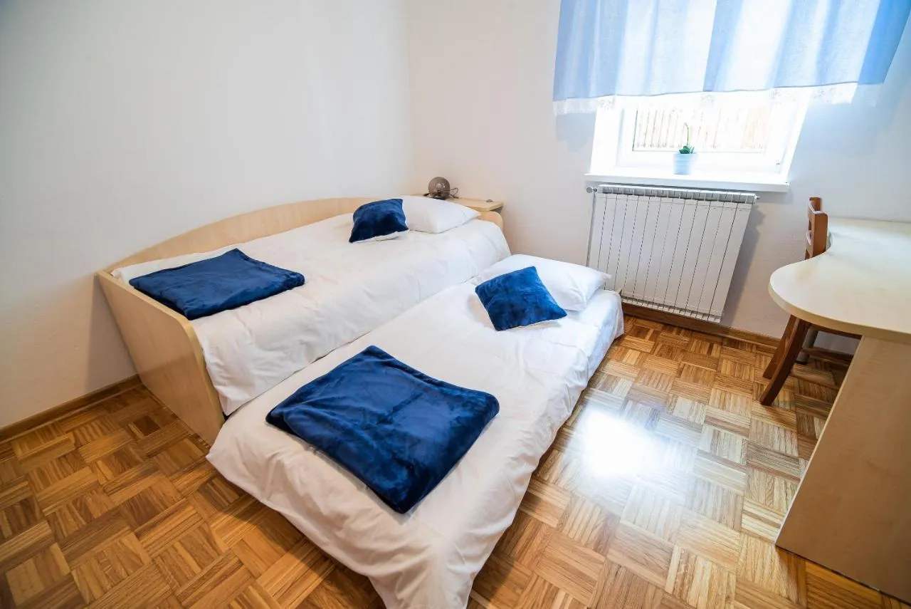 Druga spalnica z dvema enojnima posteljama