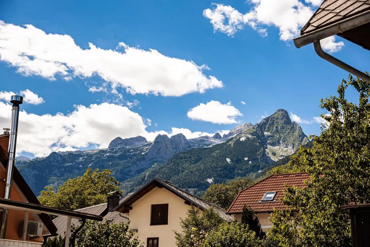 Gore nad strehami Bovca, posneto pri naši hiši