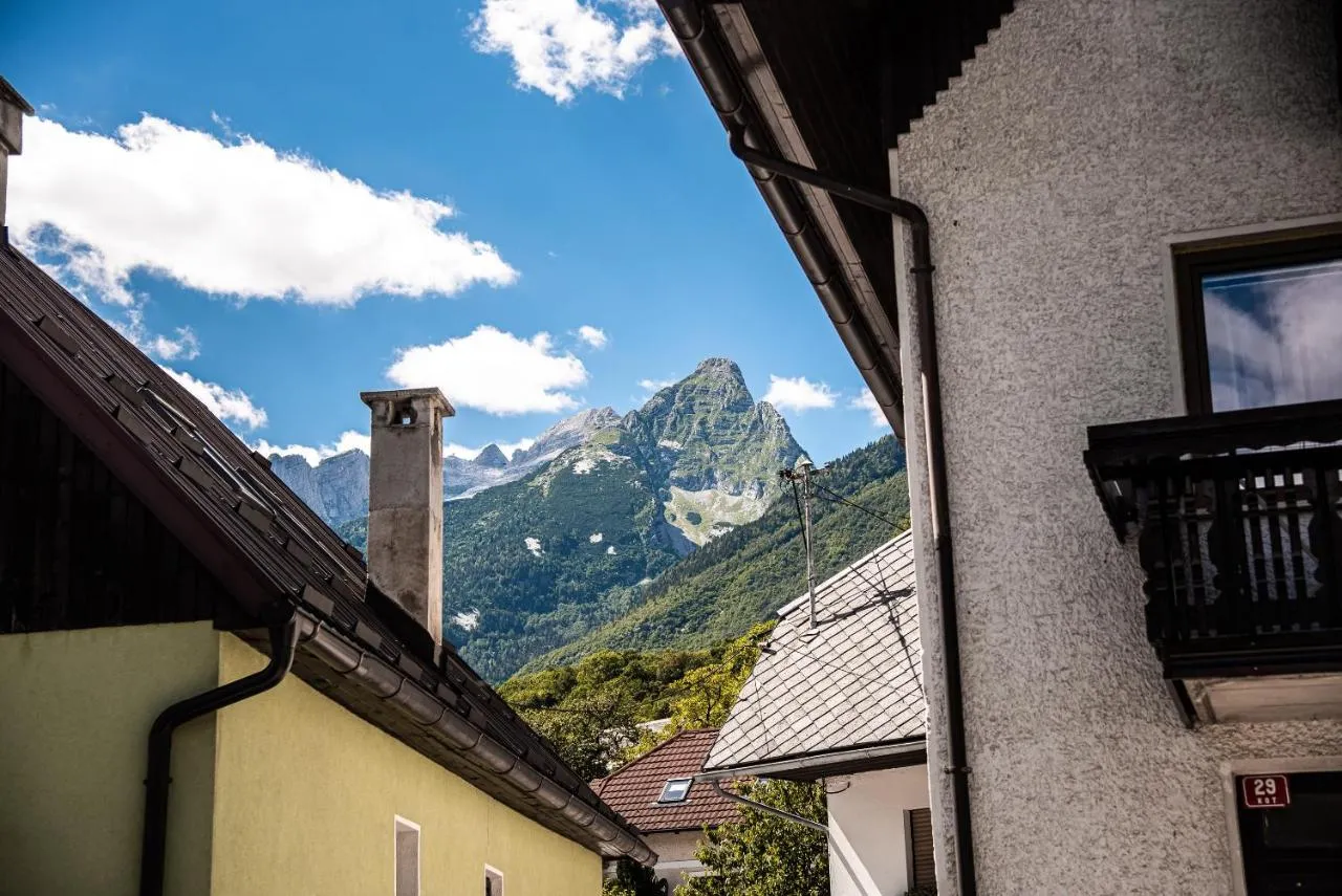 Gora nad strehami Bovca, v ospredju balkon naše hiše